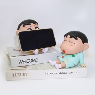 Giá Đỡ Điện Thoại Hình Shin Dễ Thương – Nhựa Cứng Cao Cấp, Decor Bàn Học Cực Chill, Giữ Máy Ổn Định