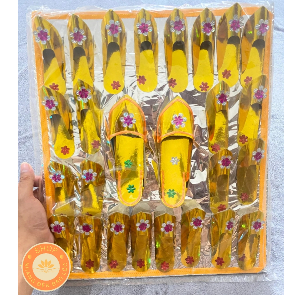 Vỉ Hải Xảo-Giày bà Mụ Màu Vàng loại giấy ánh đẹp gồm 12 đôi hài nhỏ và 1 đôi hài bà Chúa To Đẹp-Nhang Đèn Bảo Lộc