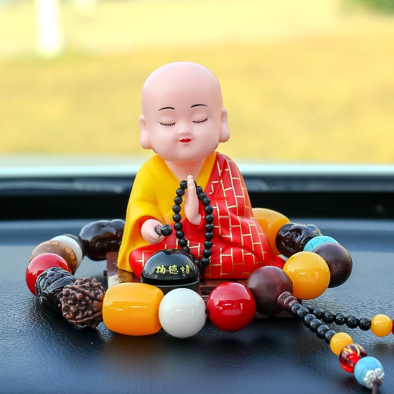 Tượng Chú Tiểu Gõ Mõ Năng Lượng Mặt Trời Trang Trí Taplo Xe Hơi, Phòng Làm Việc Hút Hút Tài Lộc Bình An