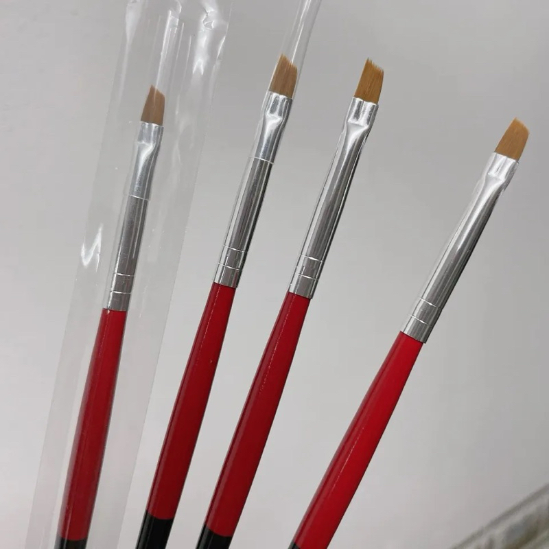 Cọ đỏ vẽ gel eyeliner cực sắc nét.