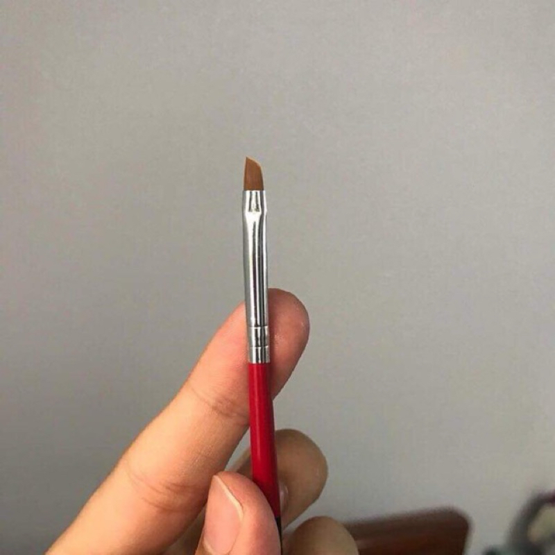 Cọ đỏ vẽ gel eyeliner cực sắc nét.