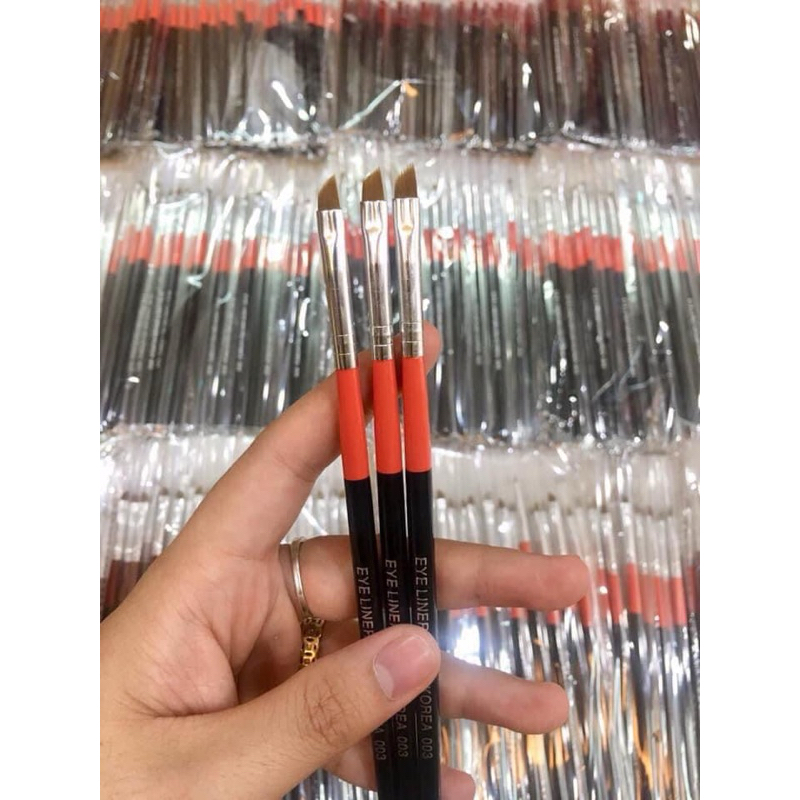 Cọ đỏ vẽ gel eyeliner cực sắc nét.