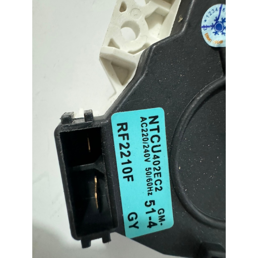 VAN XẢ NƯỚC MÁY GIẶT TOSHIBA DÂY KÉO (TRẮNG ĐEN 2 CHÂN)