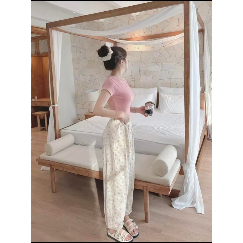 Set bộ nữ áo thun croptop cổ tròn kết hợp quần hoa nhí ống xuông phối gấu ren
