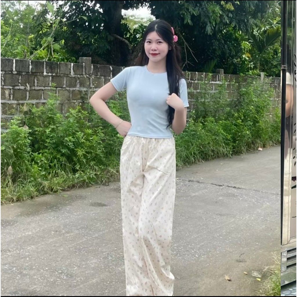 Set bộ nữ áo thun croptop cổ tròn kết hợp quần hoa nhí ống xuông phối gấu ren