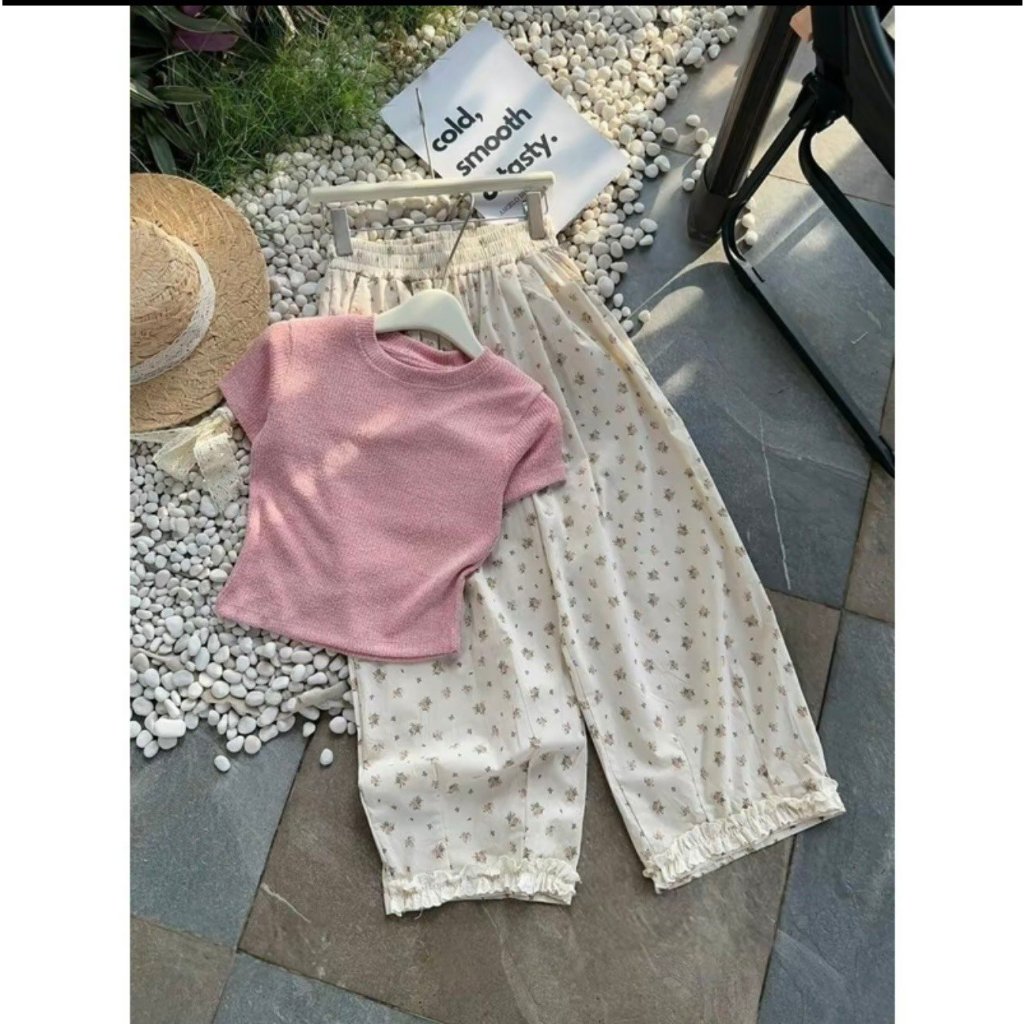 Set bộ nữ áo thun croptop cổ tròn kết hợp quần hoa nhí ống xuông phối gấu ren