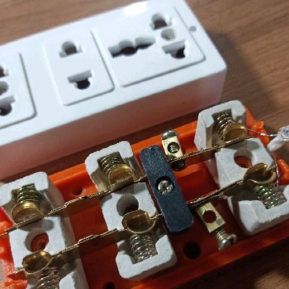 Ổ cắm 3 cặp lỗ chịu tải lõi sứ hãng MAXKARO@ - Hàng Việt Nam chất lượng cao