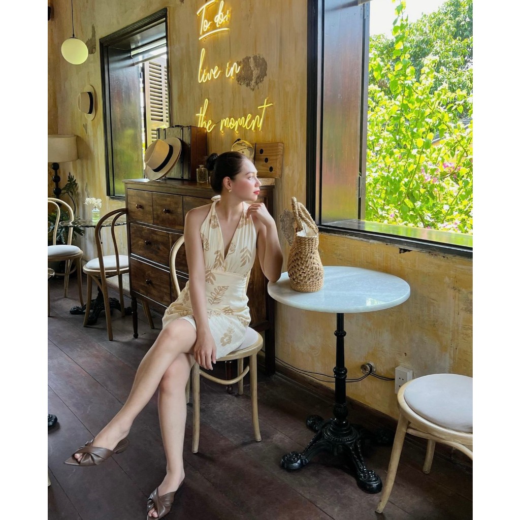Đầm hoa cổ yếm với thiết kế hoa lá nhẹ nhàng kết hợp màu be cho chị em đón hè - Ou dress Gem Boutique