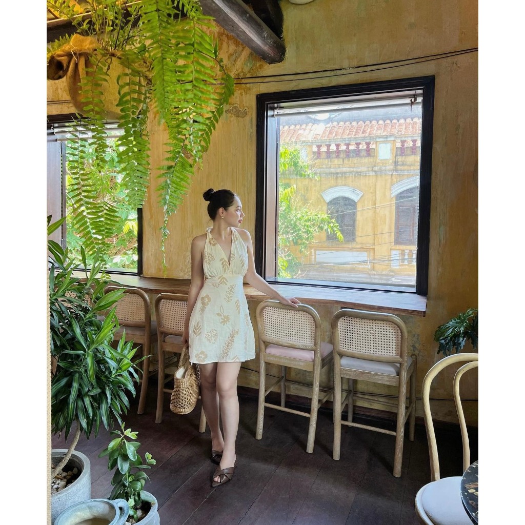 Đầm hoa cổ yếm với thiết kế hoa lá nhẹ nhàng kết hợp màu be cho chị em đón hè - Ou dress Gem Boutique