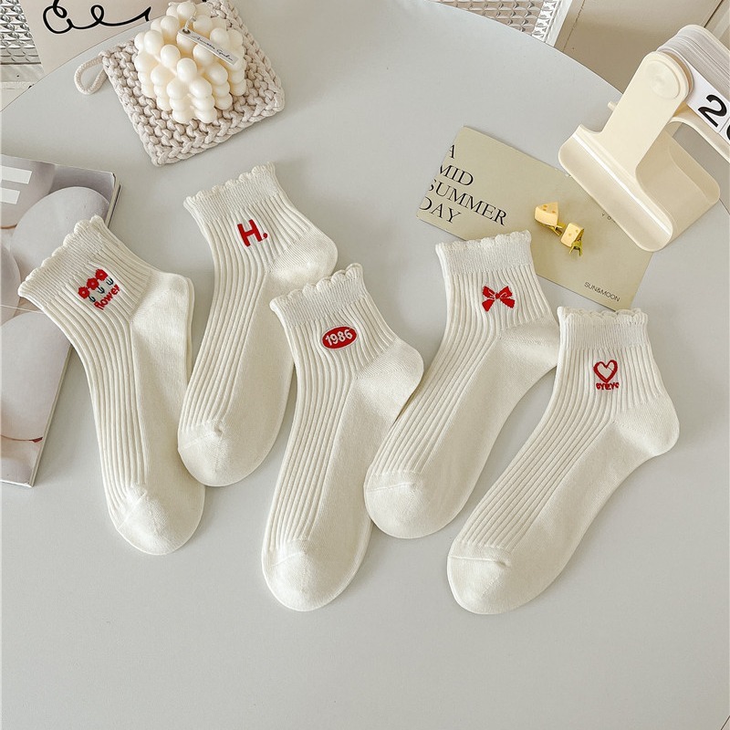 Vớ Tất nữ họa tiết nơ, trái tim cổ lửng tông màu kem phong cách trẻ trung, năng động.