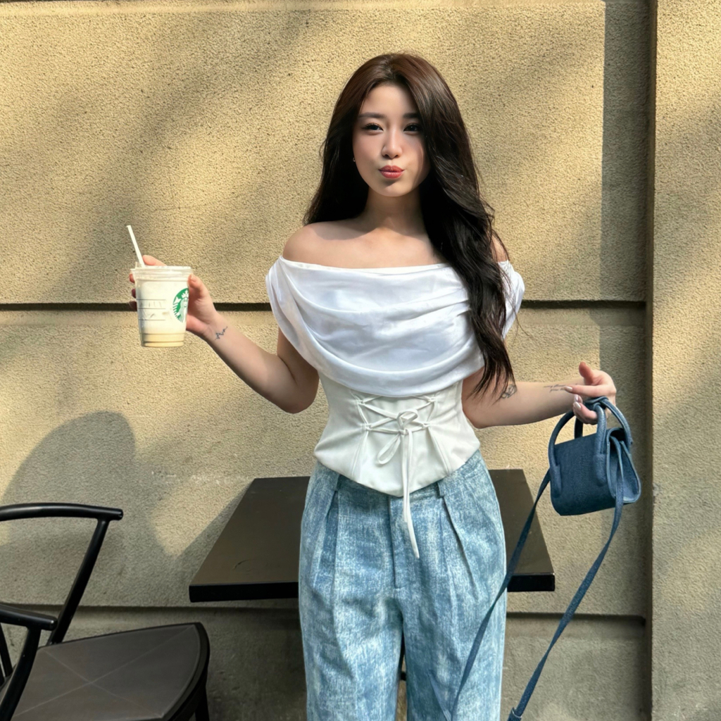 Ảnh Set áo lụa trễ vai thắt eo phối quần jeans xếp ly ống xuông xanh loang MOONLIT [Có Tách Lẻ] - Simple Twist 1