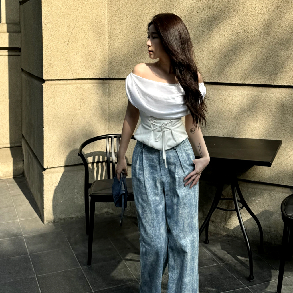 Ảnh Set áo lụa trễ vai thắt eo phối quần jeans xếp ly ống xuông xanh loang MOONLIT [Có Tách Lẻ] - Simple Twist 2