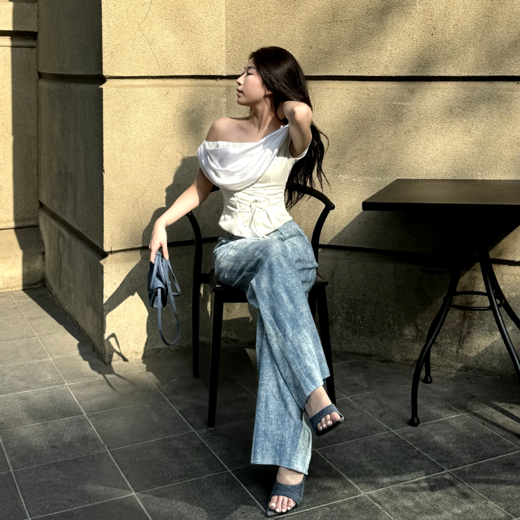 Ảnh Set áo lụa trễ vai thắt eo phối quần jeans xếp ly ống xuông xanh loang MOONLIT [Có Tách Lẻ] - Simple Twist 3