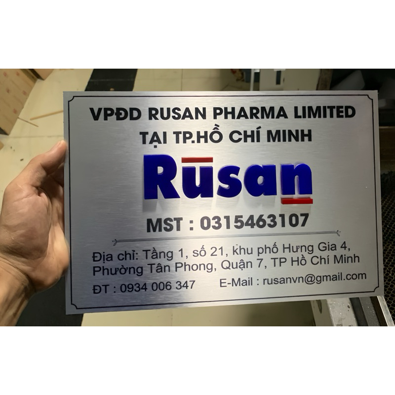 Bảng. Biển Công Ty alcorest Trắng xước, in uv, logo nổi tuỳ chọn. Sang trọng tinh tế