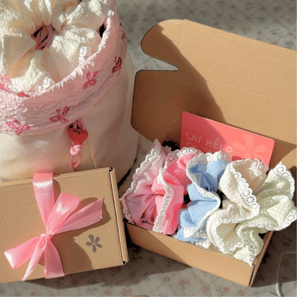 Set Combo HỘP 5 Scrunchies Dây Cột Tóc Vải Xốp Phối Ren Dễ Thương - Tặng hộp ruy băng
