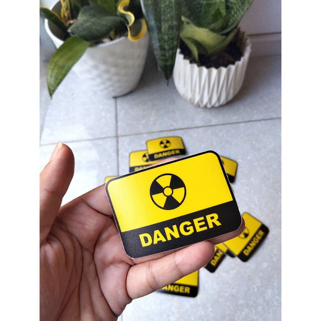 Tem cảnh báo. Cẩn thận nguy hiểm, chú ý có điện, chú ý nguy hiểm. Biển báo decal chống nước