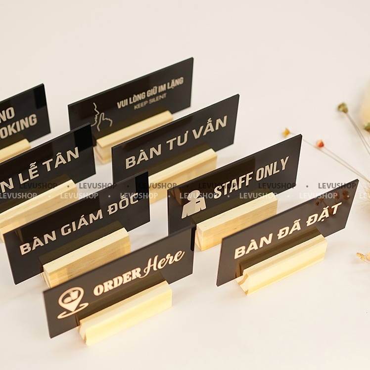 Bảng tên để bàn LEVU 9 mẫu biển chức danh để bàn làm việc chân gỗ mặt mica 6x10cm MCK-BG55B