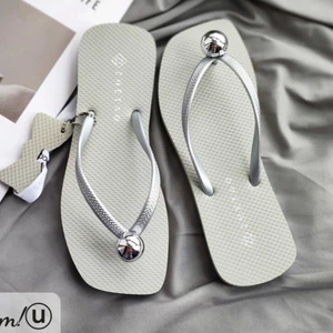 Dép Kẹp Nữ Xỏ Ngón Mũi Vuông Hàng Hộp Đính Charm Trân Châu Trắng - Dép Tông Đính Charm Thời Trang