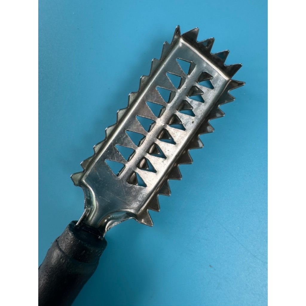 Dụng cụ đánh vảy cá inox tay cầm nhựa