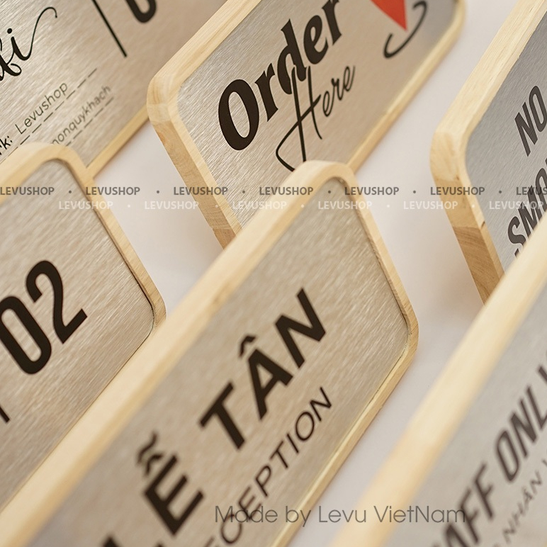 Bảng chức danh để bàn LEVU, biển hiệu gỗ khắc tên để bàn trang trí quán mặt nhôm in uv 10x20cm