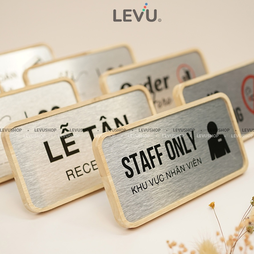 Bảng chức danh để bàn LEVU, biển hiệu gỗ khắc tên để bàn trang trí quán mặt nhôm in uv 10x20cm
