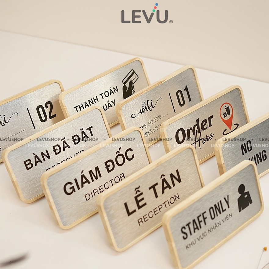 Bảng chức danh để bàn LEVU, biển hiệu gỗ khắc tên để bàn trang trí quán mặt nhôm in uv 10x20cm