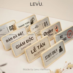 Bảng chức danh để bàn LEVU, biển hiệu gỗ khắc tên để bàn trang trí quán mặt nhôm in uv 10x20cm