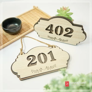 Biển số phòng cắt khắc theo yêu cầu gắn cửa khách sạn bằng gỗ, bảng số phòng home stay