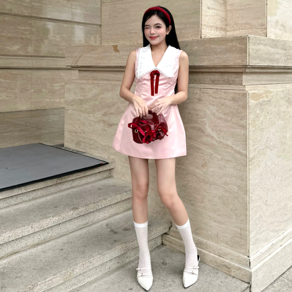 Ảnh Đầm sát nách màu hồng phối cổ sơ mi viền ren đính nơ dáng ngắn SERENA - Simple Twist 1