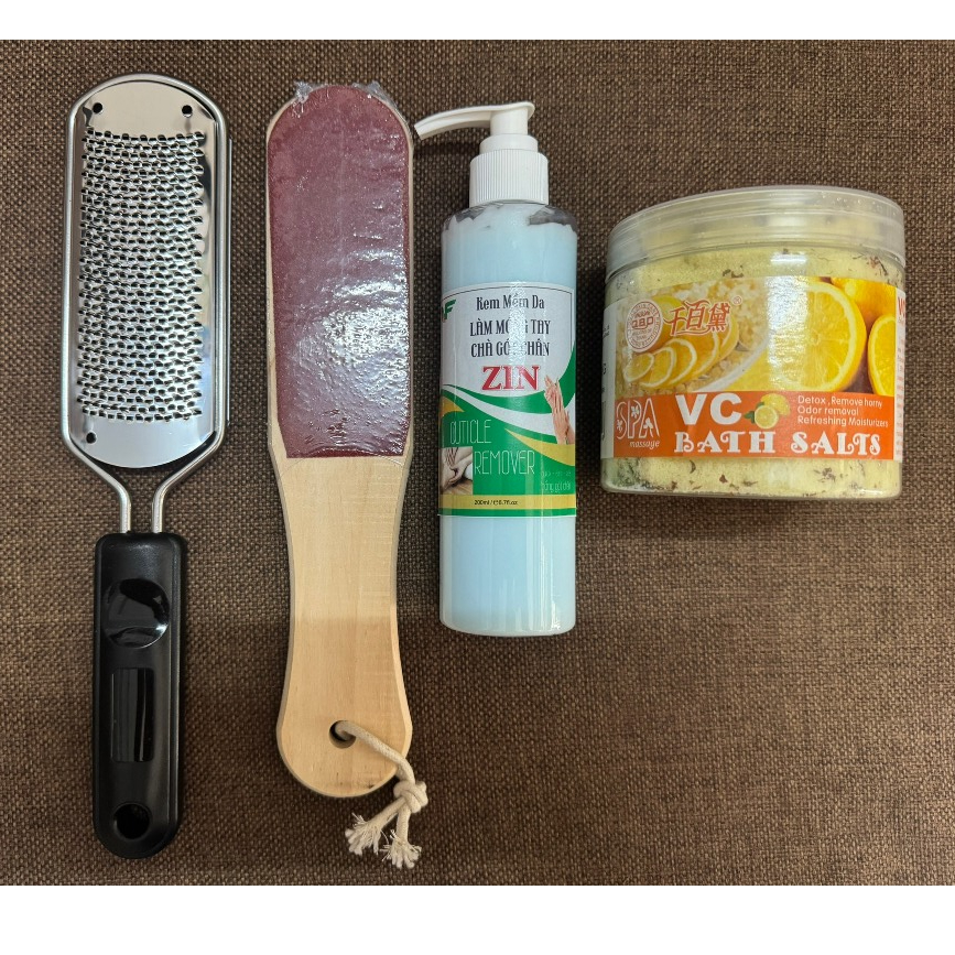 [Sản phẩm mới] Bộ 4 món chà gót chân chuyên dụng (cây chà bằng inox + chà mịn + muối ngâm chân + kem làm mềm da)