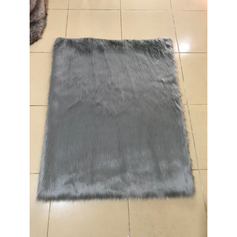 Thảm lông dài trải bàn và chụp hình màu xám