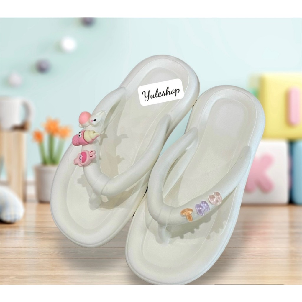 HÀNG QC SẴN  2025 Phong Cách Mới Flip-Flops dép tông xỏ ngón xốp  ( đính kèm charm Chữ theo yêu cầu )