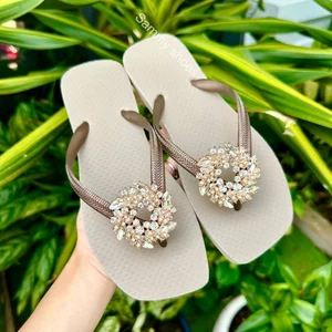 DÉP XỎ NGÓN NỮ GẮN CHARM NGUYỆT QUẾ TRẮNG KIM LOẠI(SẮT) MIX 18 MÀU ĐẾ CAO SU