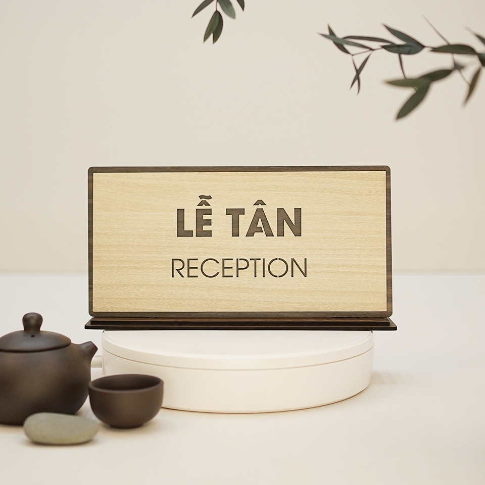 Bảng gỗ chức danh để bàn lễ tân reception LEVU-BG46