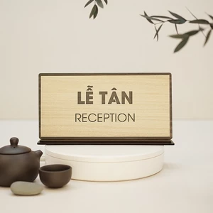 Bảng gỗ chức danh để bàn lễ tân reception LEVU-BG46