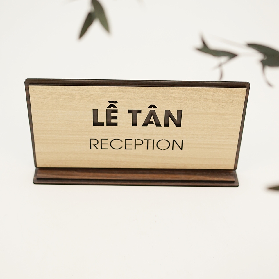 Bảng gỗ chức danh để bàn lễ tân reception LEVU-BG46