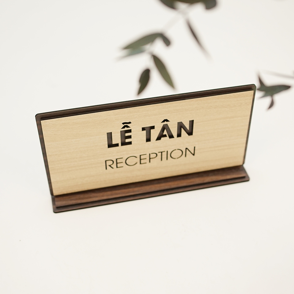 Bảng gỗ chức danh để bàn lễ tân reception LEVU-BG46