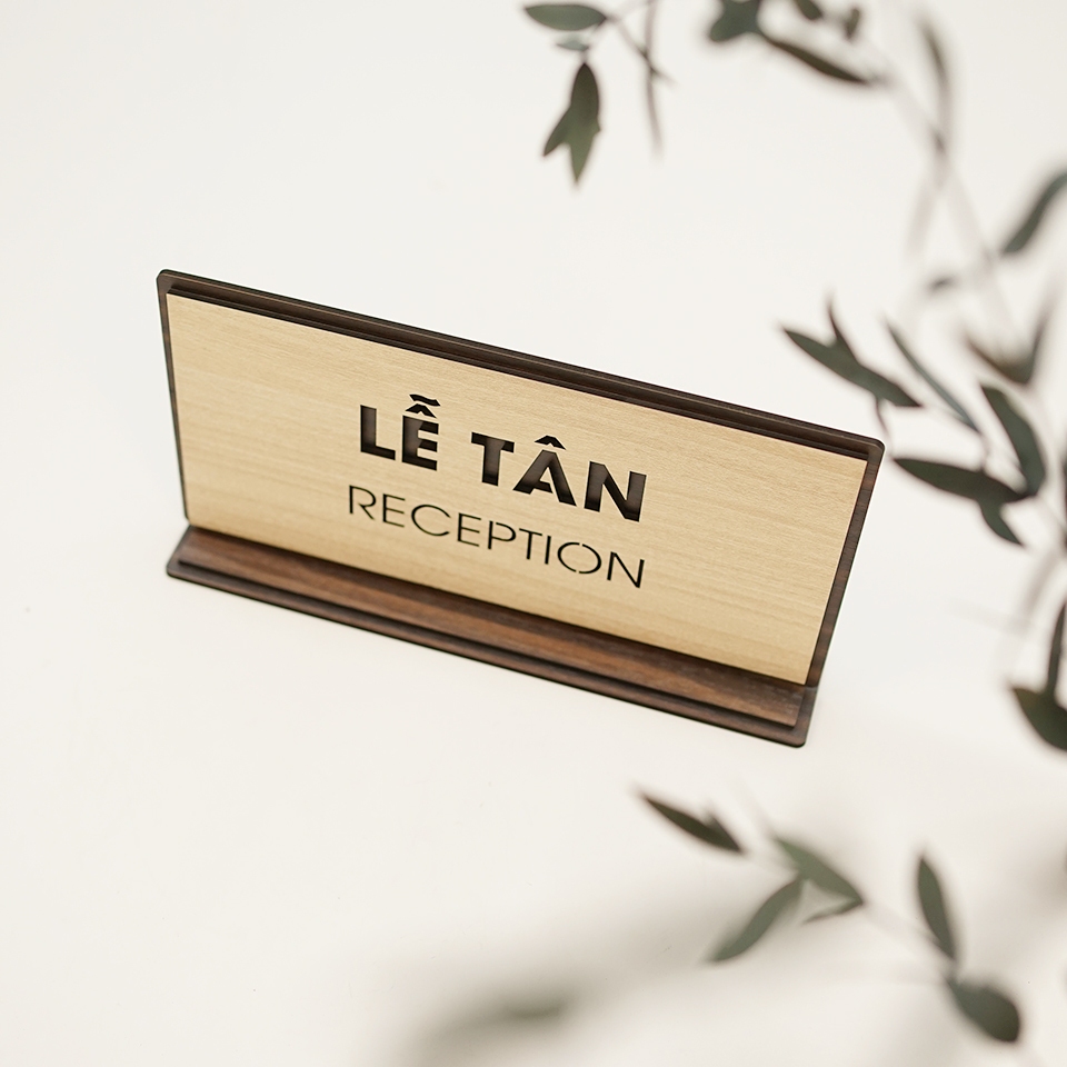 Bảng gỗ chức danh để bàn lễ tân reception LEVU-BG46