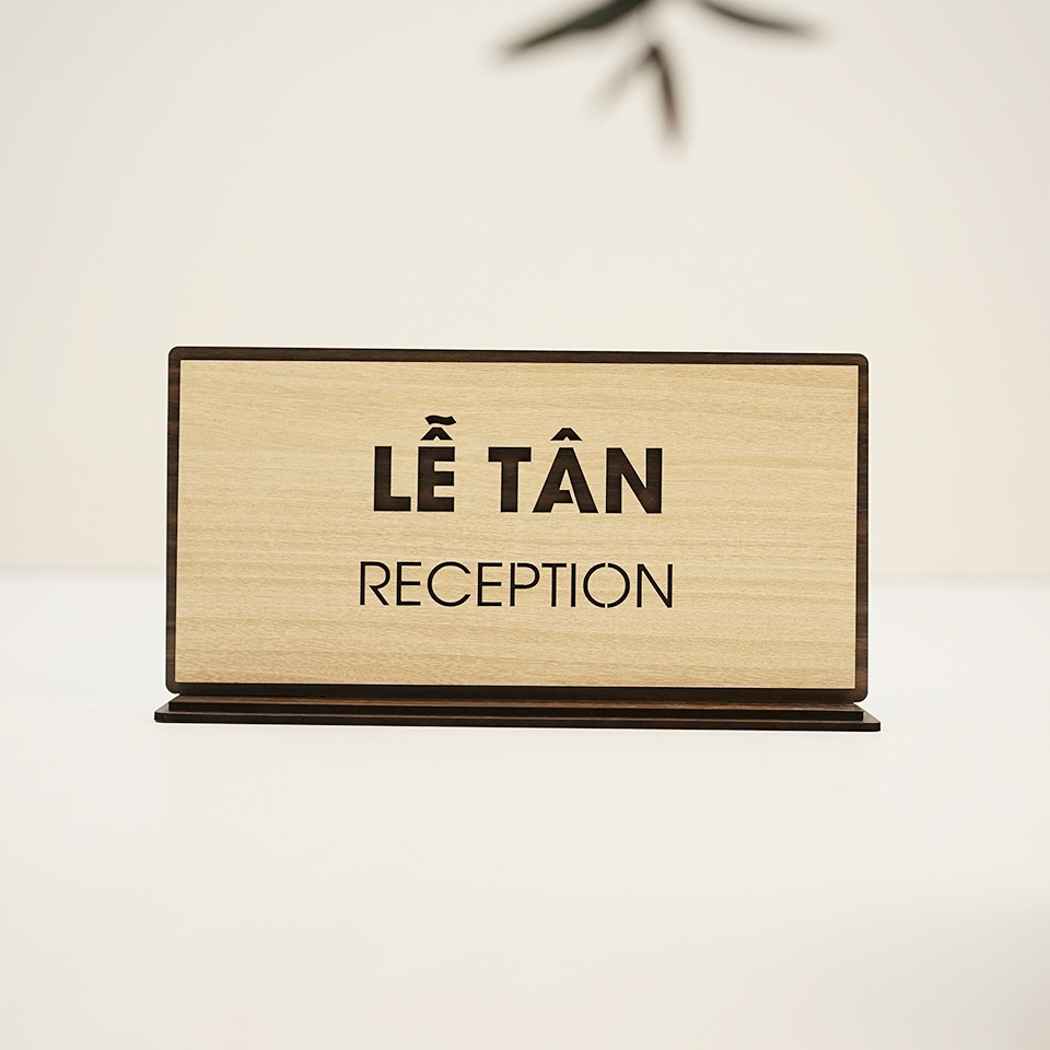 Bảng gỗ chức danh để bàn lễ tân reception LEVU-BG46