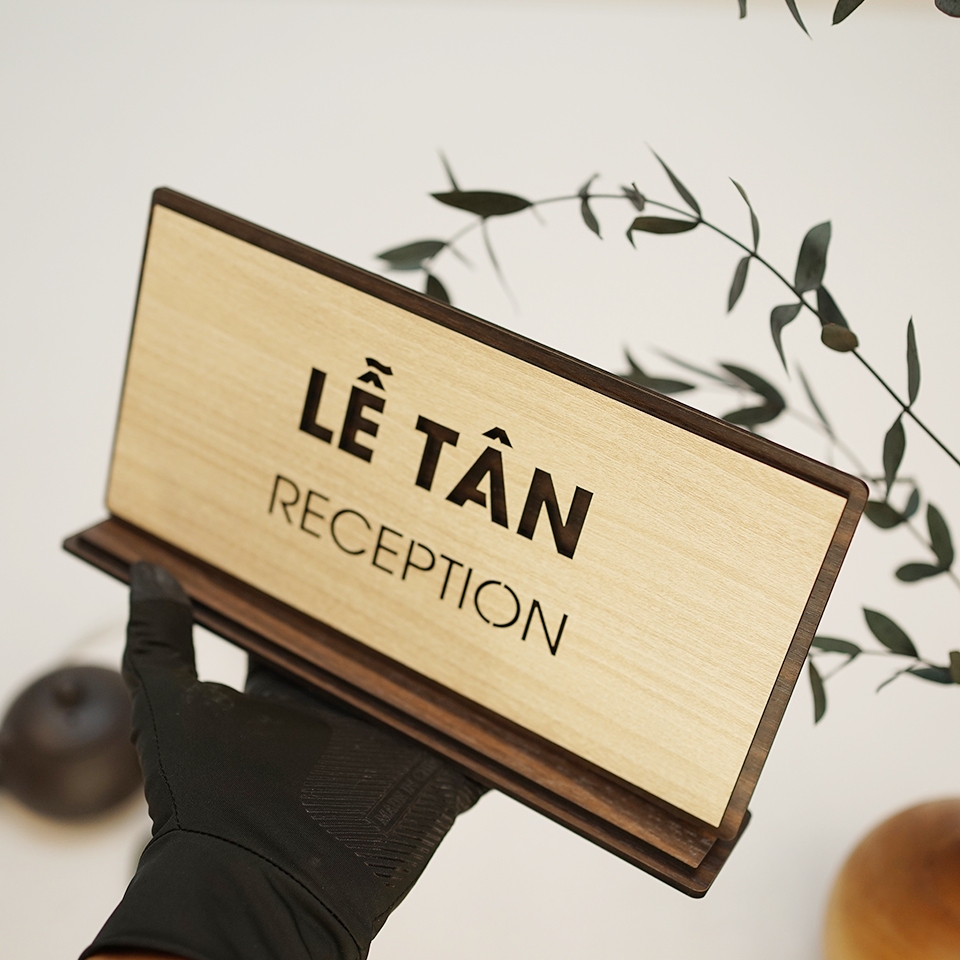 Bảng gỗ chức danh để bàn lễ tân reception LEVU-BG46