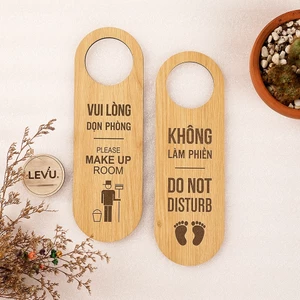 Bảng yêu cầu dọn phòng khách sạn bằng gỗ 2 mặt móc treo tay nắm cửa hotel song ngữ