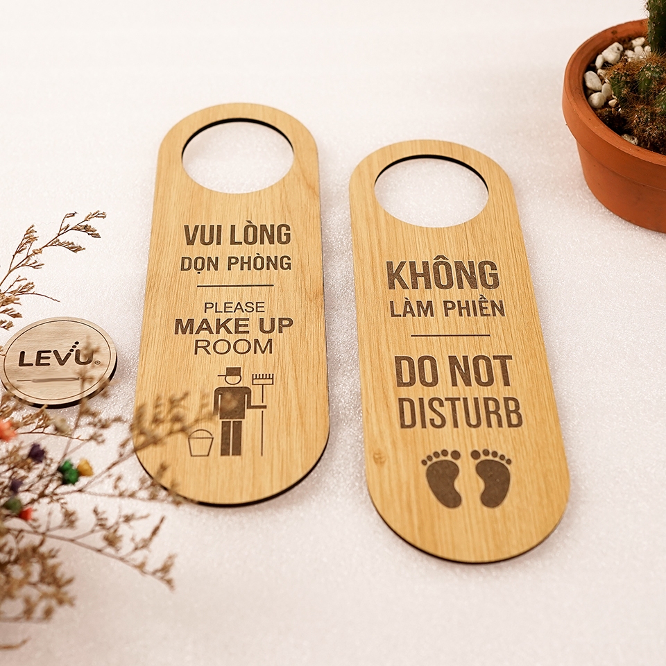 Bảng yêu cầu dọn phòng khách sạn bằng gỗ 2 mặt móc treo tay nắm cửa hotel song ngữ