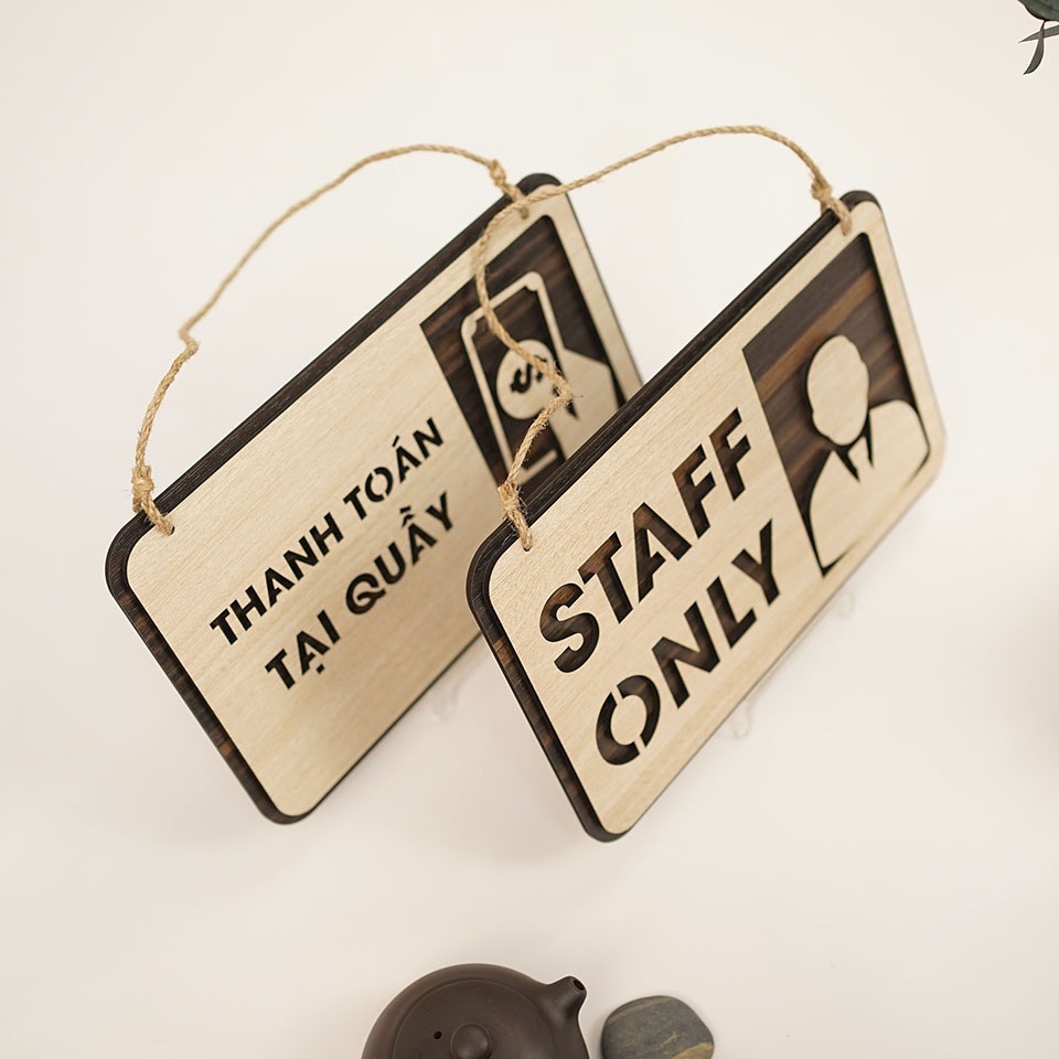 Bảng gỗ decor quán staff only, bảng treo thanh toán tại quầy thiết kế mới