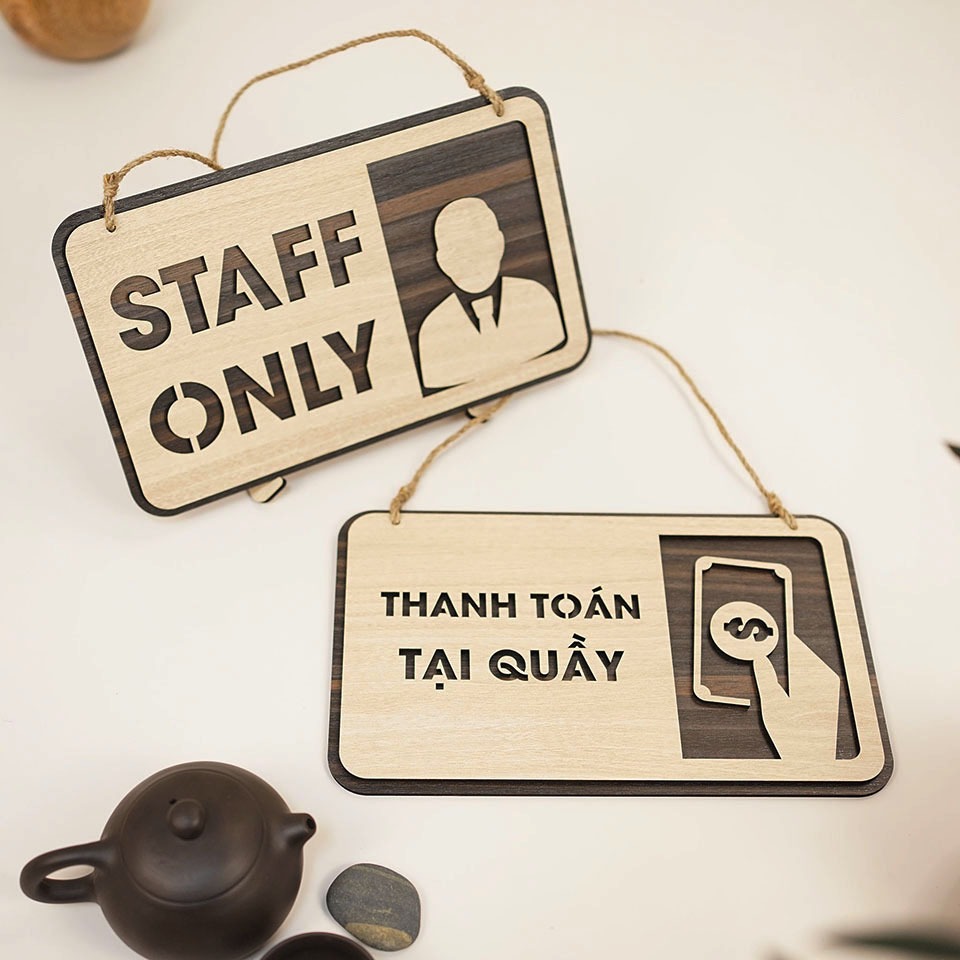 Bảng gỗ decor quán staff only, bảng treo thanh toán tại quầy thiết kế mới