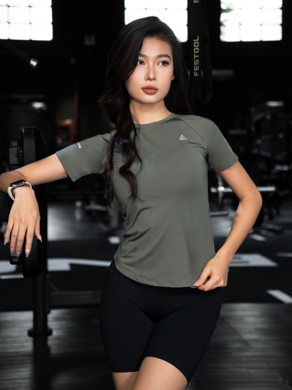 Ảnh Bộ đồ tập gym yoga Fitme áo thun thể thao vạt bầu Xanh rêu, quần lửng legging Đen vải thun biker cạp cao tôn dáng 3