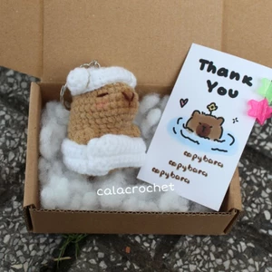 Móc khoá Capybara chuột lang nước quấn khăn tắm bằng len handmade (ảnh thật shop chụp)