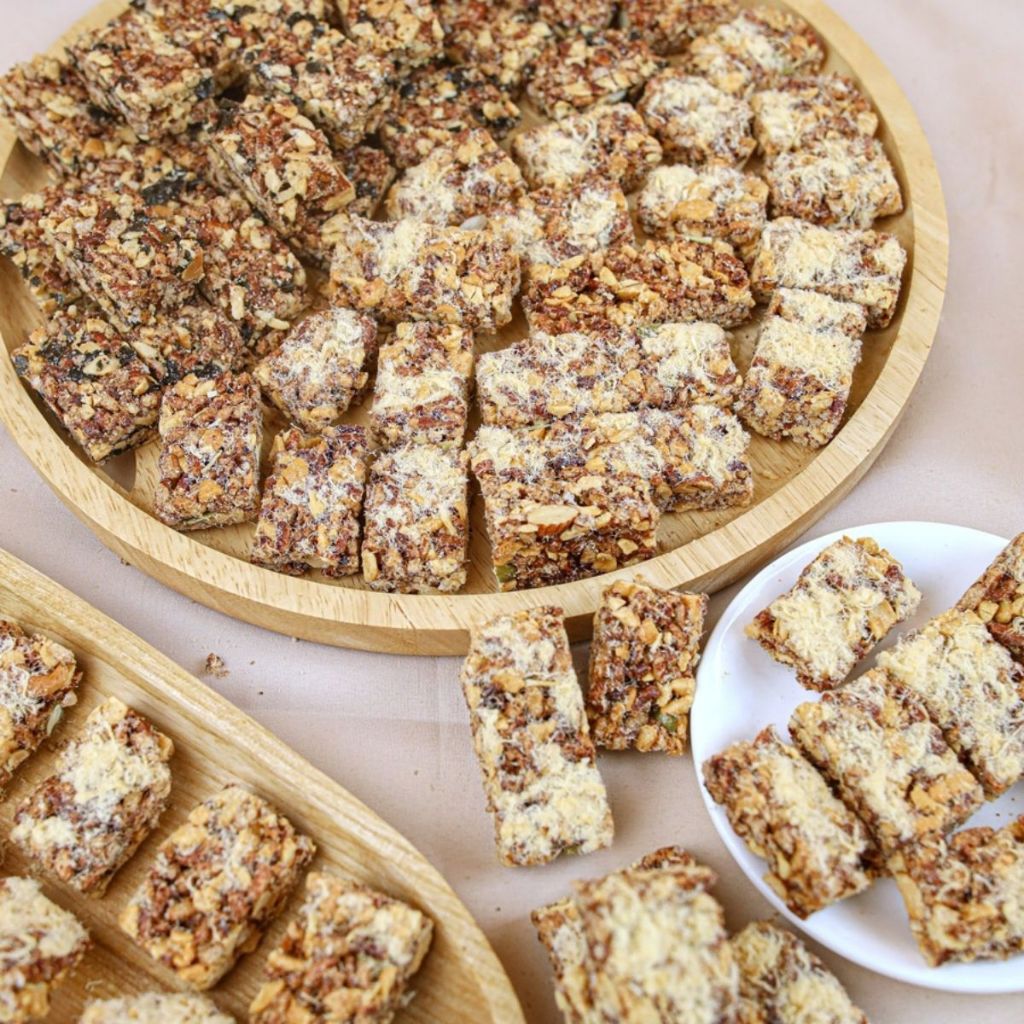 Bánh Gạo Lứt Mix Hạt Phủ Chà Bông - Xưởng Hạt Dinh Dưỡng Bảo Tâm