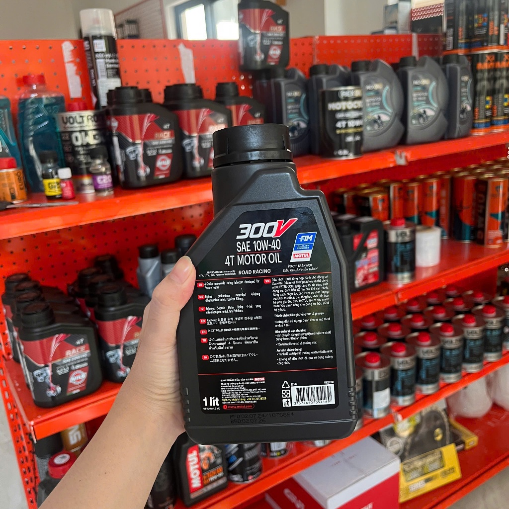 Dầu Nhớt Motul 300V 10W40 Tổng Hợp Ester Hàng Việt Nam Tặng Súc Động Cơ Và Phụ Gia Nhớt Mới