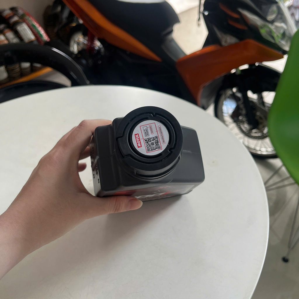 Dầu Nhớt Motul 300V 10W40 Tổng Hợp Ester Hàng Việt Nam Tặng Súc Động Cơ Và Phụ Gia Nhớt Mới