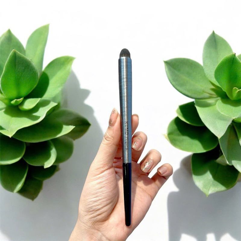 Cọ đa năng tán son/che khuyết điểm Kumo Fingertip. Lông cọ em này mịn cực kì